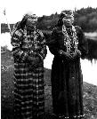 Женщины ханты в праздничных одеждах. Материалы экспедиции У. Т. Сирелиуса